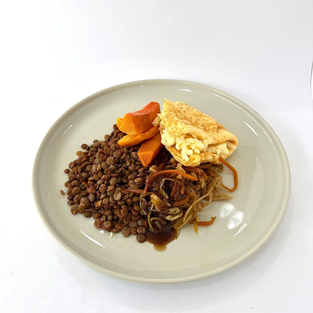 OMELETTE Y LENTEJAS SALTEADAS